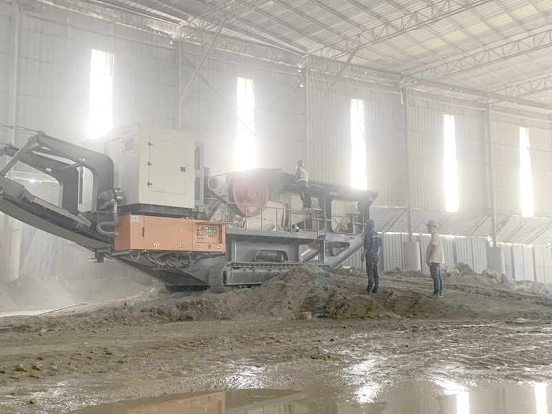 鄂式履帶移動(dòng)破碎站.jpg 鄂式履帶移動(dòng)破碎站.jpg